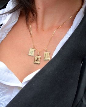 Złota zawieszka znak zodiaku Ryby ZA 3054G. Zawieszka została wykonana ze złota próby 585.Zawieszka będzie pięknym prezentem dla bliskiej osoby spod znaku wodnika (3).JPG